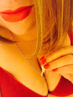 thekinkbelow:  How do you answer when people ask about your key?  My general response is to laugh and say that it is the key to my heart, not that much of a stretch ;)  As you can see in the photo, I wear mine on a thin chain and usually have a pendant