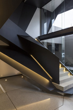 looking-fresh:    Sculptural Modern Home