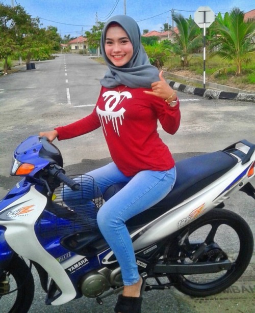 namapataktau: farhanafarah: farhanafarah: Babi ! Form 3 siall tahun ni !! Baka doww ni bakaaaa .  at