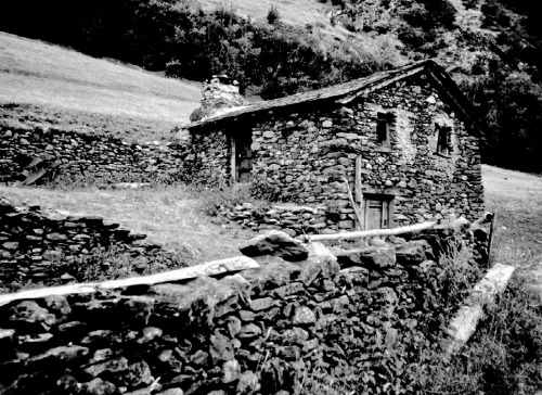 Les parets de pedra i edifici de pedra, Andorra, 1984.