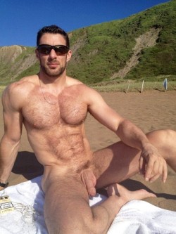 nude-adonis-male-art:  nude-adonis-male-art.tumblr.com/archive  Yum papi