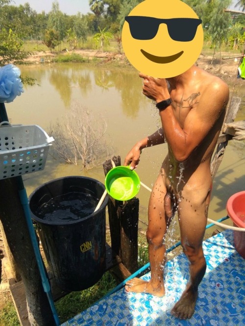 pakcik-kampung: seronoknya dia mandi outdoor….geram pakcik tgk… OMG Memang Sedappp