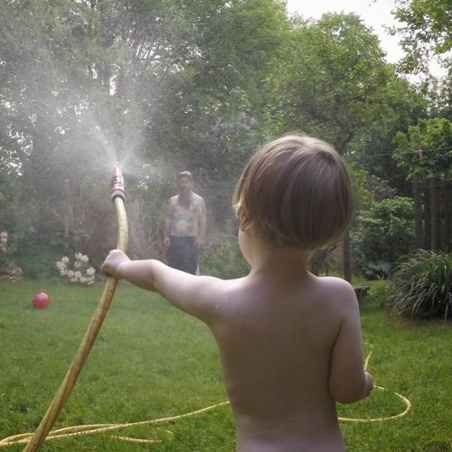 Summertime, and the livin’ is easy. #waylonsworld #toddlersofberlin #garten