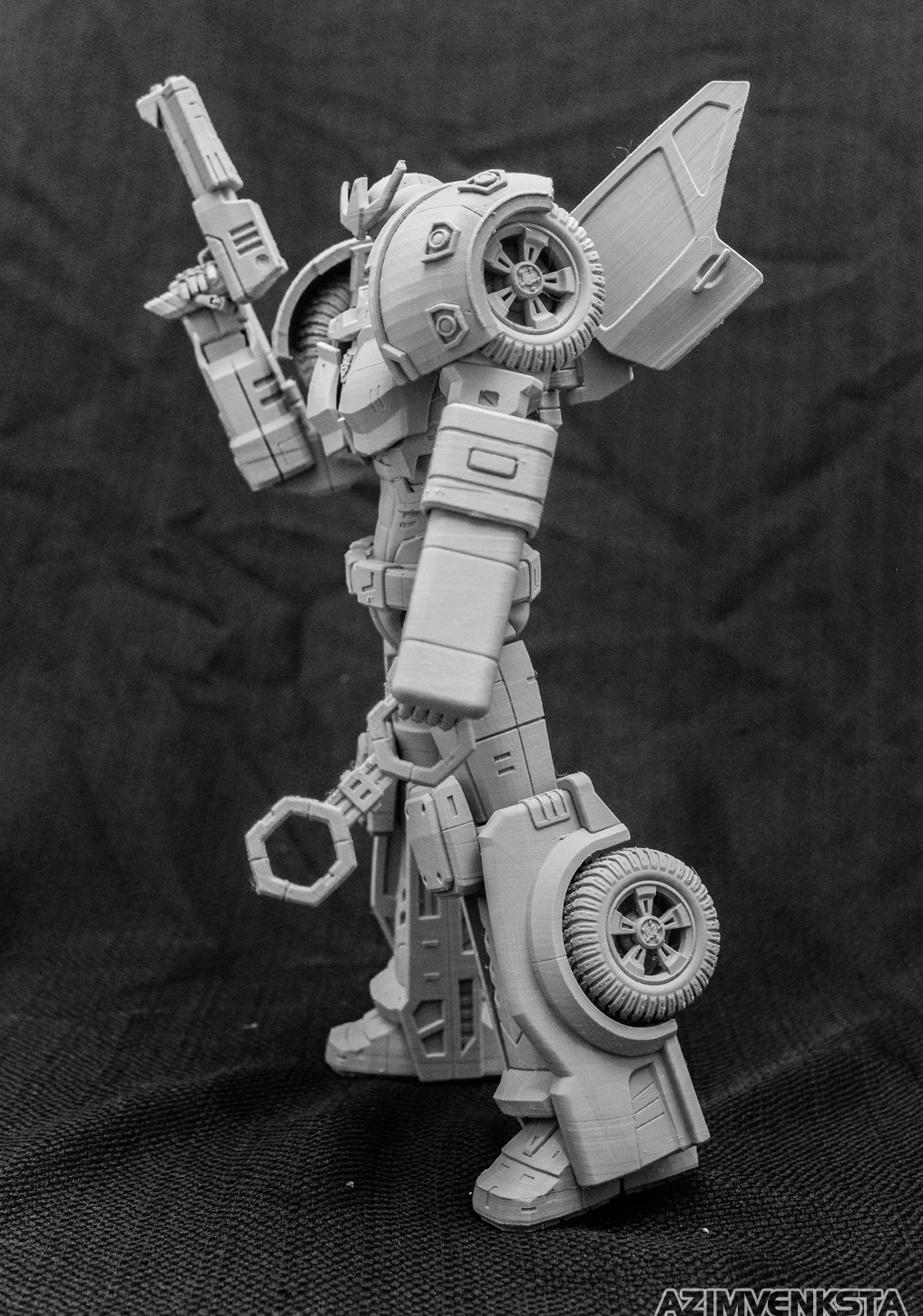 azimvenksta:Part 1:Some detailed photos showing off my Strongarm statue.  I had