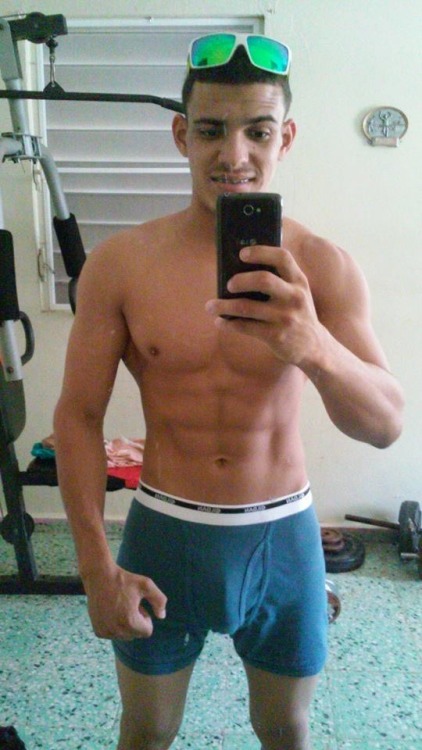sexyboy-29:  antojitocriollo:  Roger bien caliente de Lajas, PR  Wow q rico esta el condenaoooo 