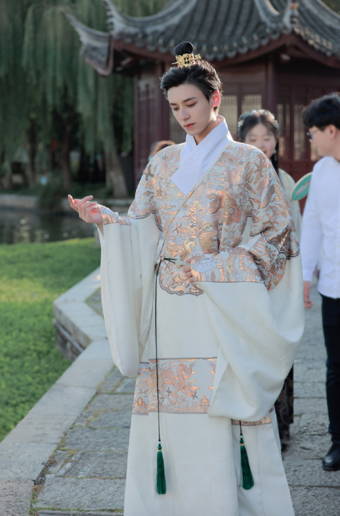 hanfugallery:chinese hanfu by 逸仚居 This type of hanfu is called mangpao/蟒袍 (lit. &ldquo;python robe&r