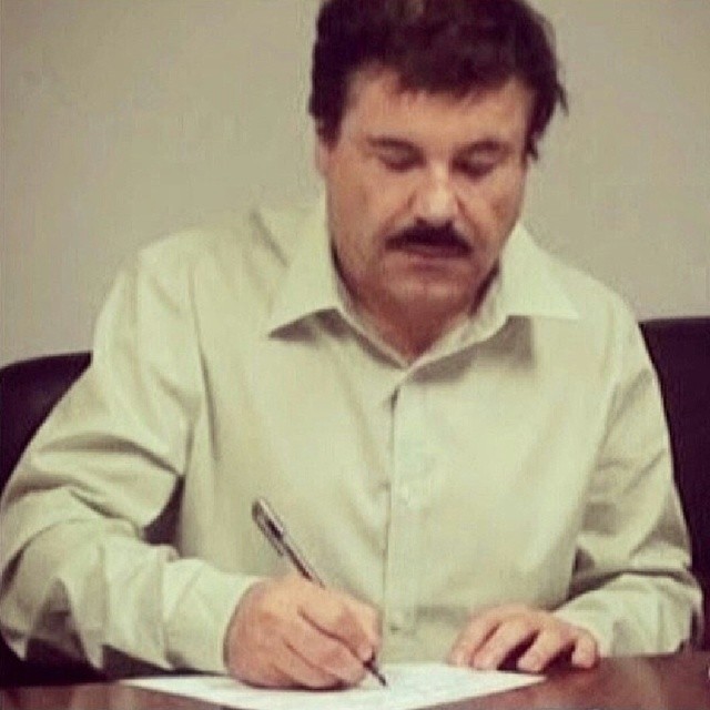 pichomoal100:  Pues aqui nomas firmandole unos autografos a osorio chong y a quique