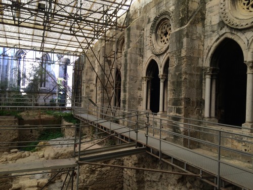 photos from the cloister of the cathedral of lisbon. there was some excavation going on in the court