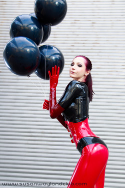 latex-devotee:  Susan Wayland in an awesome glossy red-black latex outfit  source: Susan Wayland Club 