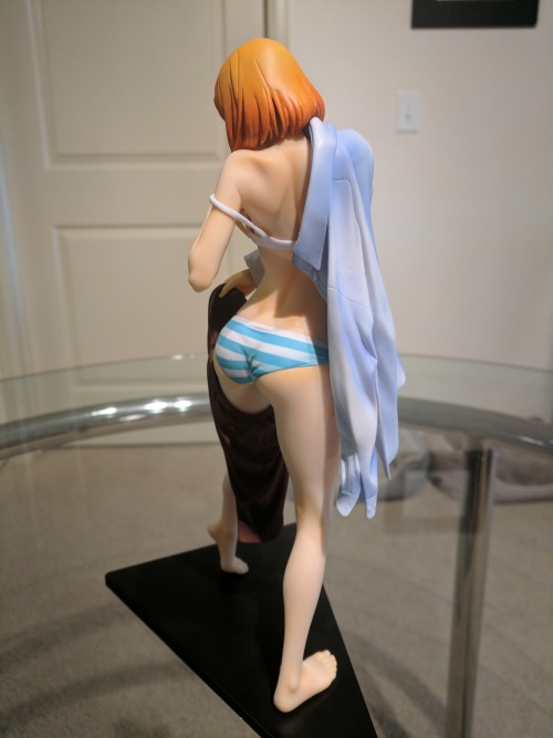 I had to use scissors to cut off the skirt from this figure, and I have to say it’s a big improvemen