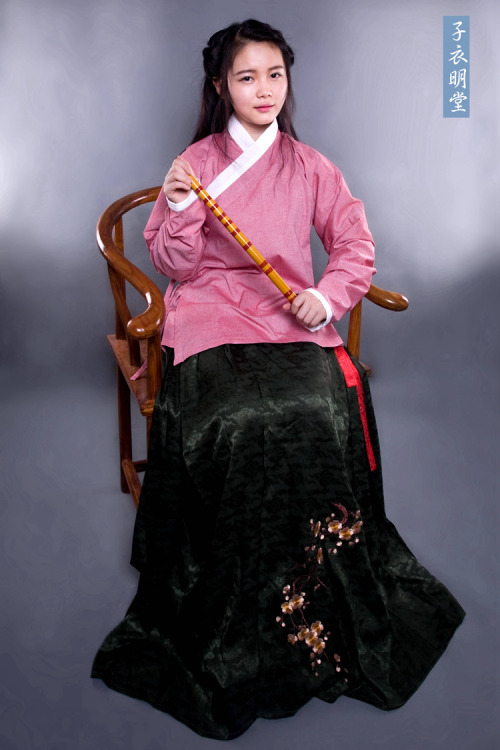 Traditional Chinese clothes, hanfu. 子衣明堂