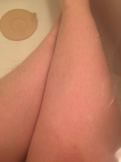 catieinabox:I’m so happy that my leg hair has fully grown back. Delicate and so feminine.