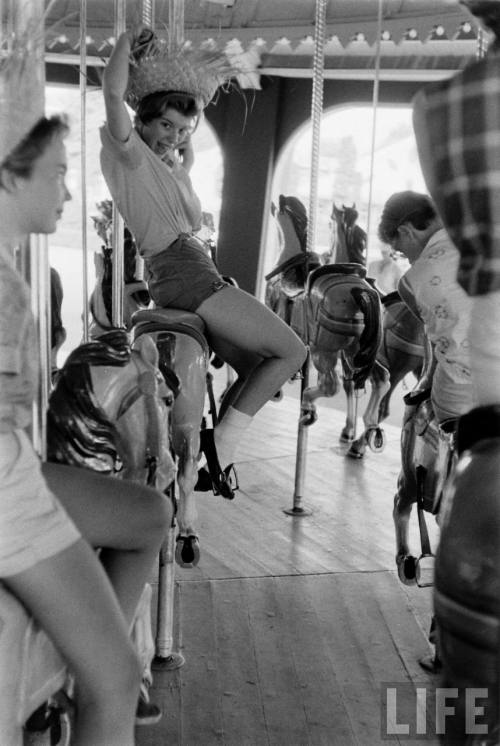 Short shorts on the merry-go-round(Grey Villet.1956)