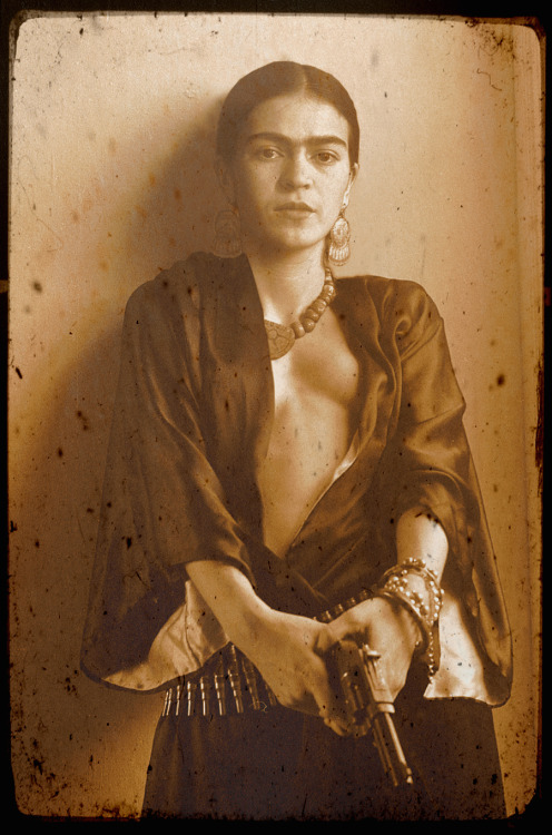 Porn photo Frida Kahlo with gun.(photo manipulation