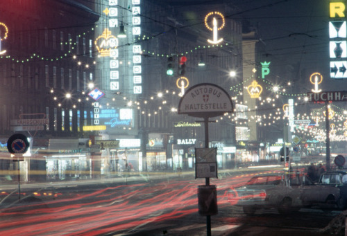 Weihnachtliche Straßenbeleuchtung und trügerische Ruhe vor dem nächsten Geschenkeinkaufsansturm am F