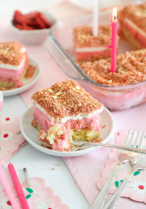 sweetoothgirl:    Strawberry Crunch Ice Cream Cake