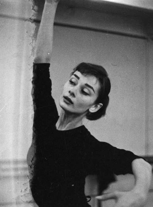 miss-vanilla: David Seymour - Audrey Hepburn during ballet rehearsal for the film “Funny Face&