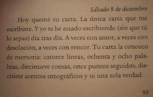 sexy-never-look-back: jamon-de-pavo:  e-r-r-o-r-e-s:  nuncaborresaquellasonrisa:  Me encantaaaaa,luego de tanto tiempo volviste a mí*-*  Pero que pedazo de libro): skfj y pensar que antes de leerlo dije que era fome sólo por la tapa://  como se llama:(?