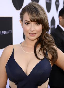 the-cleavage-collective:  Milana Vayntrub