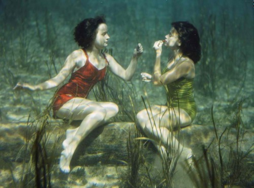 c. 1941: Waterproof makeup — aquatic performers apply lipstick underwater. (J Baylor Roberts /