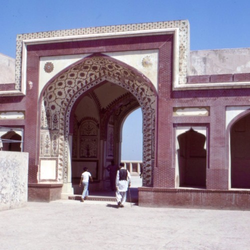 Entrance to the Grand Mosque, Lahore, Punjab, Pakistan, 1978.(گرینڈ مسجد ، لاہور ، پنجاب ، پاکستان ،