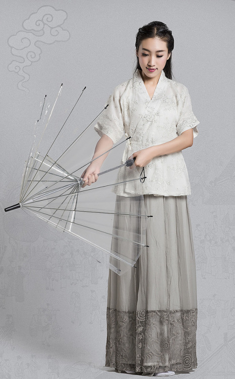 fouryearsofshades:Banbi (short sleeve) with yaolan (waist piece) by  双玉瓯