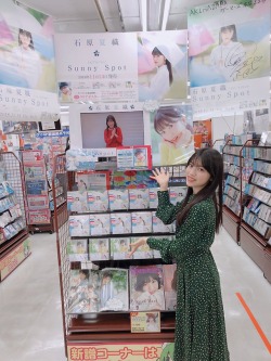 himanji:  石原夏織 STAFF‏ @kaori_staff_【AKIHABARAゲーマーズ本店さま】 いつもステキなディスプレイありがとうございます！エレベーターの中には&quot;でかおり&quot;がいっぱいですよ！今回もエレベーターで本人からのコメントが聴けます。CDは5Fにて販売中ですスタンプラリーも開催中ですので、ぜひ遊びに来てください♪(スタッフ)