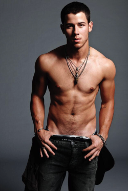 mynewplaidpants:  Nick Jonas showing it off