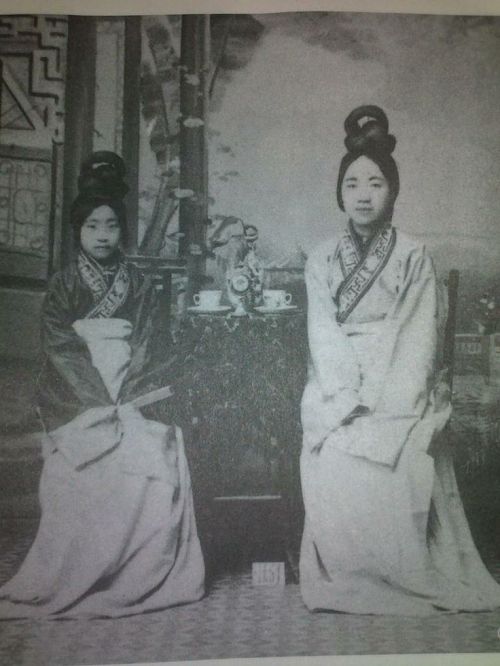 imperialasia: Rare photo of people of early 20th century wearing Han fu (漢服), which was forbidden by