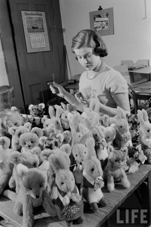 Sewing soft toys(Carl Mydans. 1953)