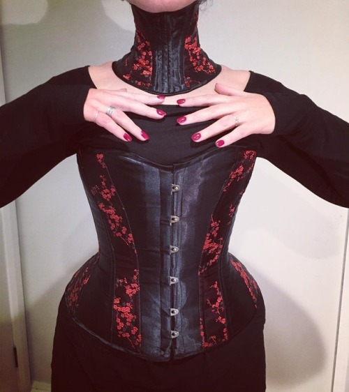 Tonight I finished my posture collar and overbust corset (pattern from the wonderful @sewcurvycoutur