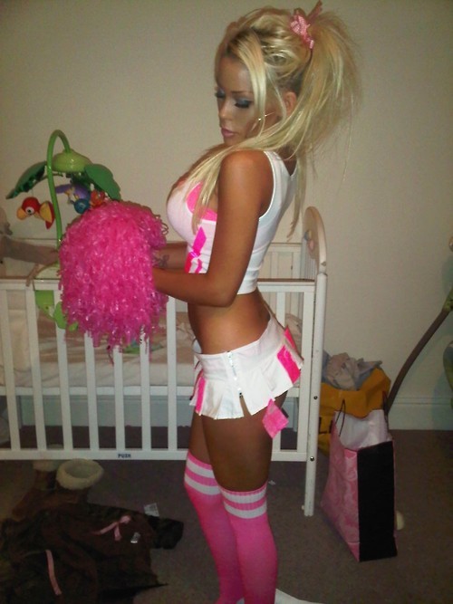 blondebbcslut:  This bimbo slut is getting ready for her cheerleading during the