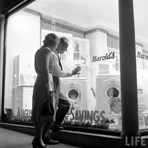 The siren call of a new washing machine(Martha Holmes. 1947)