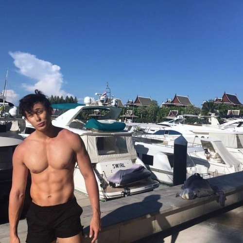 sjiguy:Happy New Year to all may you be as prosperous as Glenn Sim is, here with his thicc abs and p