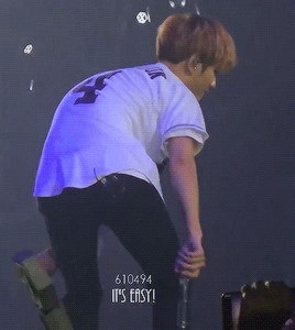 baehkhun: wiggle wiggle~