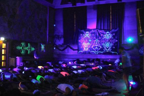 butfirstbreakfast:  Black and Light Yoga, LondonWe believe that yoga and dance a fantastic forms of meditation and are a fast track way to finding a spiritual connection with your fellow.A beautiful balance between a strong flowing yoga practice and