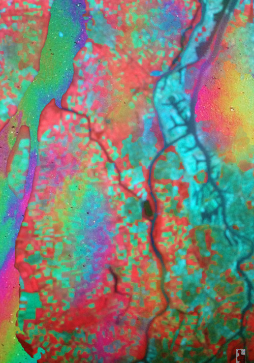 oliviatheelf: hallucinoqenic: pureblindingcolour: pureblindingcolour crackle glaze  acid cultur