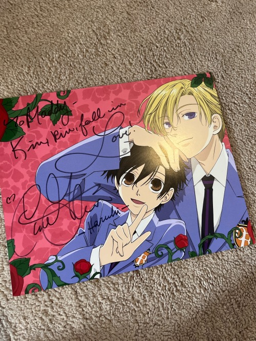 GUYZ. I GOT AN AUTOGRAPH FROM THE VA OF HARUHI FROM OURAN HIGH SCHOOL HOST CLUB. IM SO HAPPY