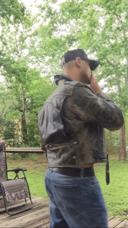 lederbruder: lederbruder: ronnieredneck: magnumdad: lederboss:  cumming up  Nice back view, front vi