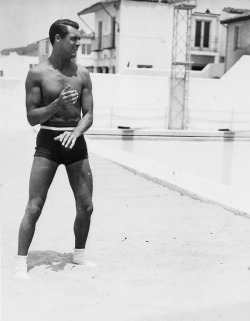 stillhotvintagemen: archiesleach: Cary Grant at his beach house, c. 1934 Vintage 