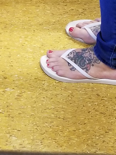 happy-feet-814:Loooove tatted feet!