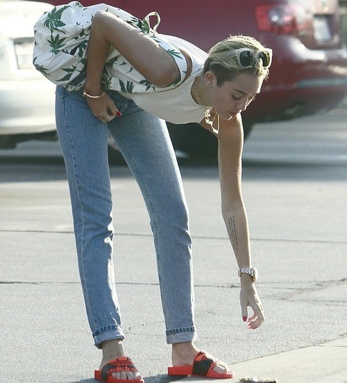 my-my-miley:  Photo - Miley Cyrus tickets now on sale http://tr.im/4jzsw