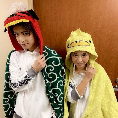 Neeko, Reborn’s actor, wearing a Hibird hooded towel with Hibari’s actor.
