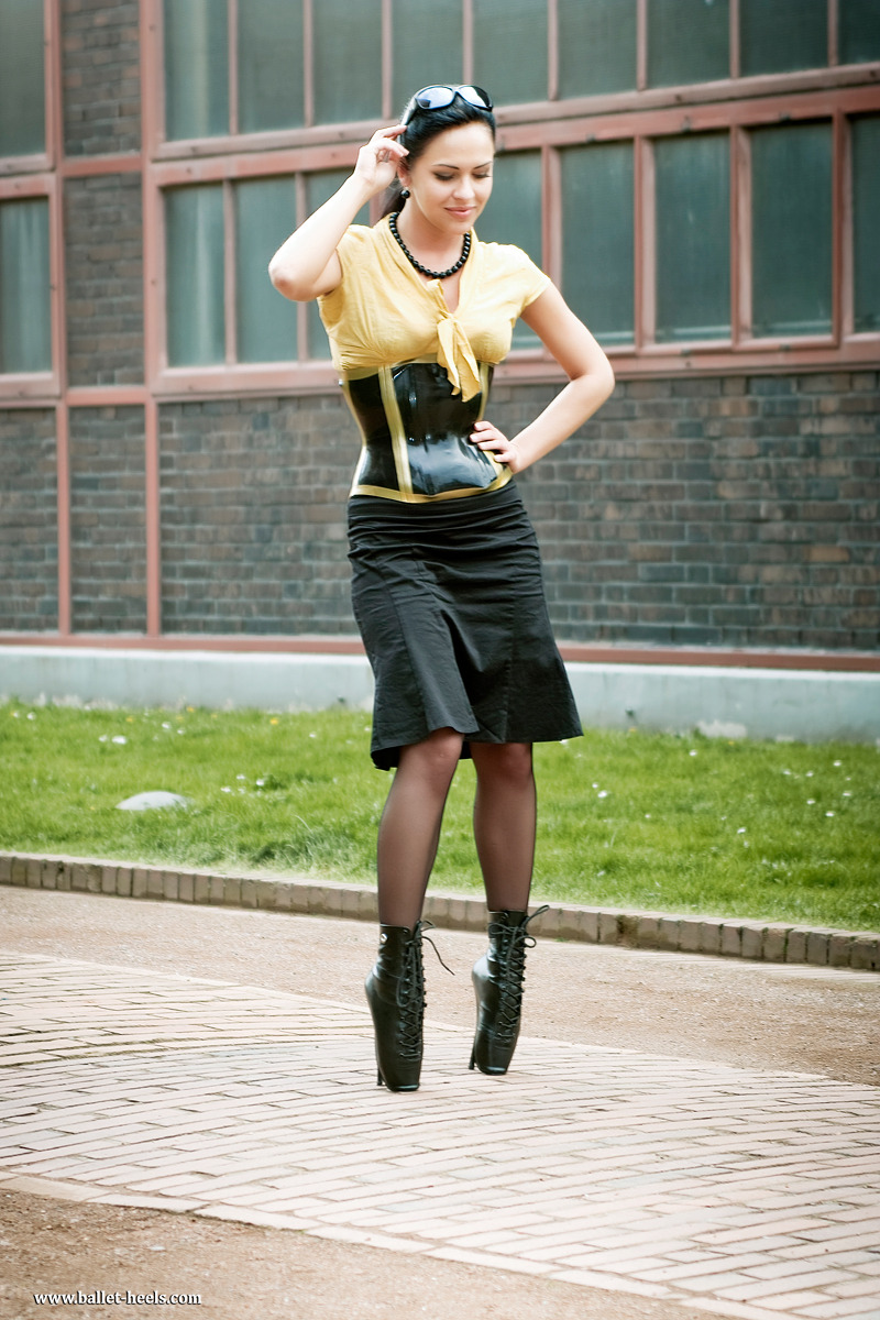 missdollylatex:Balett boots girl