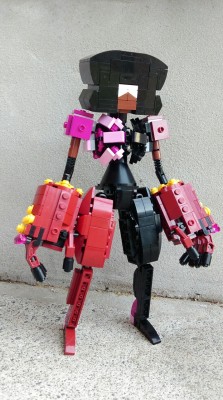 glux2:  triisoup:  dan-de-zille:  S Q U A R E —— M O M   finally got around to finishing Garnet   Dark red, bright pink and magenta are not available in  very versatile colours, so some sacrifices had to be made. She’s very poseable but quite fragile.