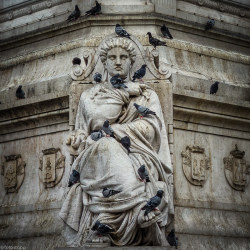 fotostopp:  “Gimme shelter …”   Lisboa, Rossio  