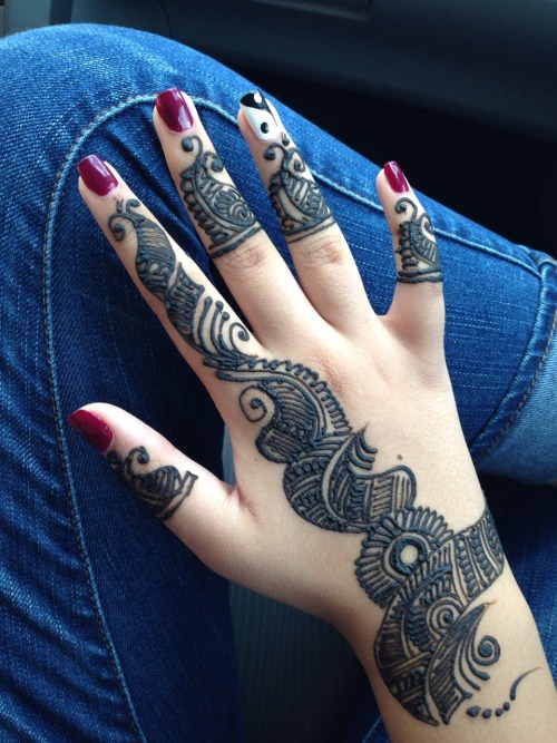 cuntfessed:  experiencedreblogger:fortheloveofcinnamonbuns:  you know what would be really cool? seeing a photo with almost 9k notes of mehndi on an South Asian/Arabic hand since mehndi is part of South Asian/Arabic culture and has been for years. but