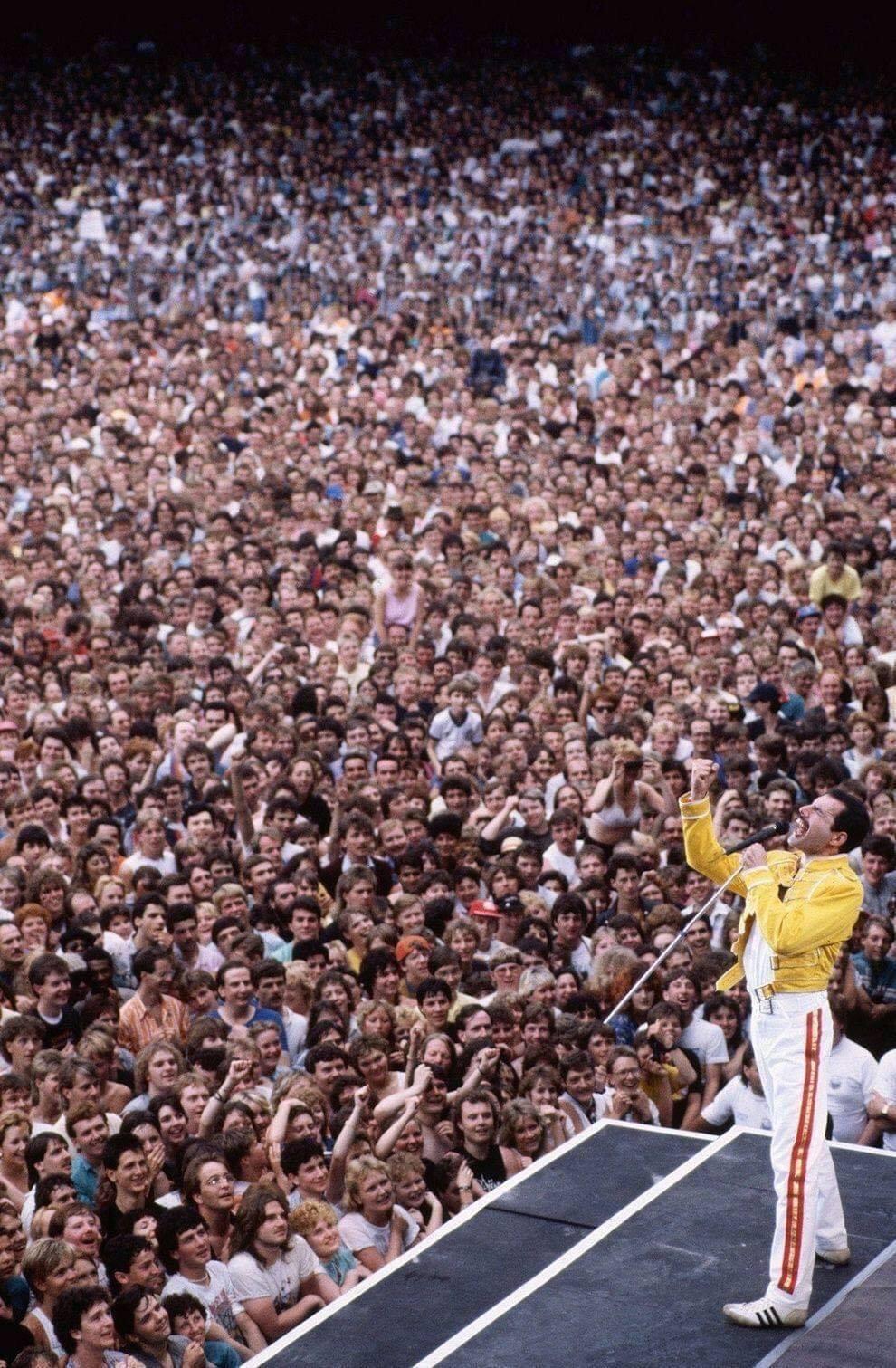 aiiaiiiyo:  Freddie Mercury and the crowd at Wembley Stadium (1986) Check this blog!