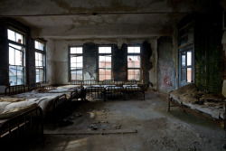 Bizarrely enough, a few nights ago I had a dream about this patient dormitory at Norwich State Hospital, an early-20th-century cottage-plan asylum in Preston, CT.  Knowing I had a photograph of it lying about somewhere, I finally found it this morning