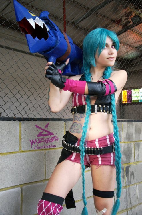 league-of-legends-sexy-girls:  Jinx Cosplay https://www.facebook.com/ClaireRedfieldTankian http://redfieldclaire.deviantart.com/ 